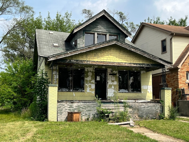 view of front of home featuring a front lawn and a porch