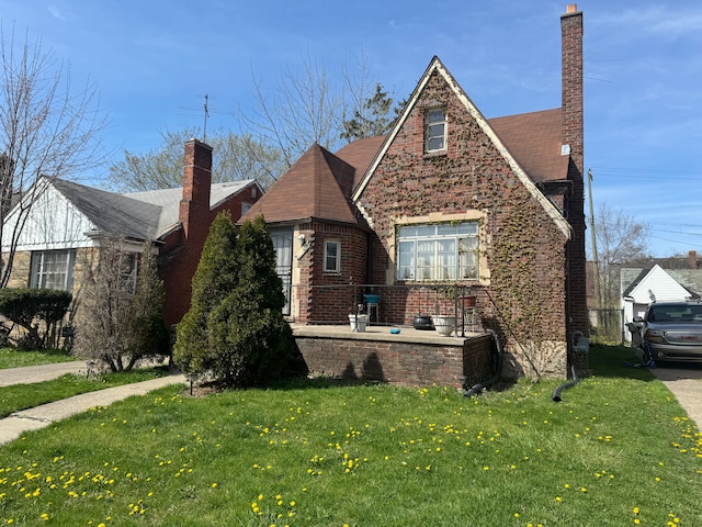 view of front of property with a front yard