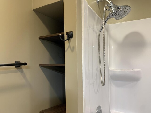 412 N Darling Ave, Fremont, MI 49412 - full bath with a shower