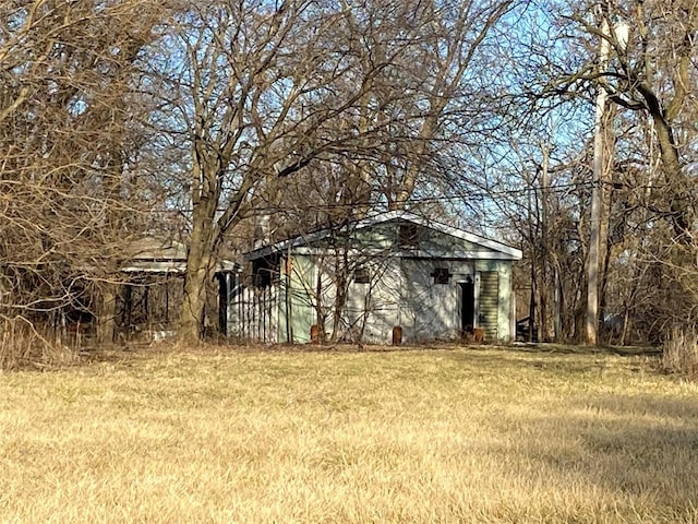 view of yard featuring an outbuilding