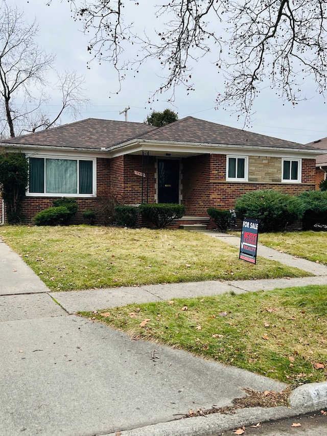 single story home featuring a front yard