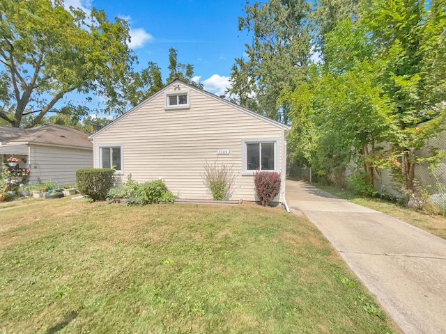 view of side of property featuring a lawn