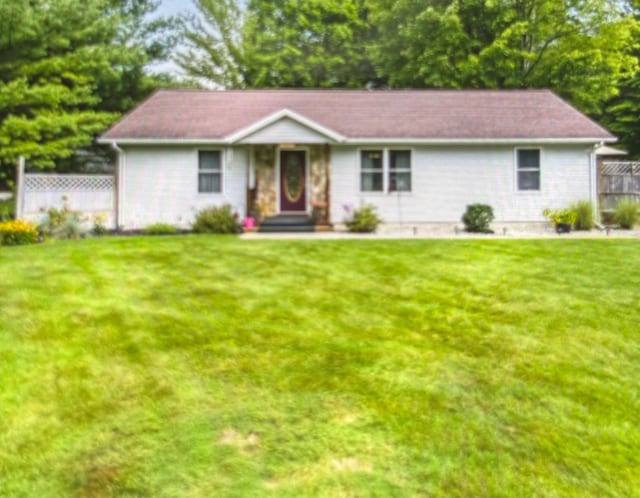 single story home featuring a front yard