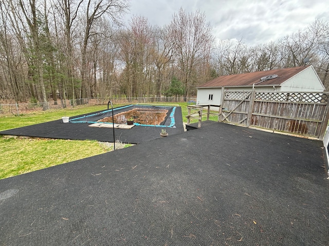 view of swimming pool with a lawn