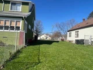 view of side of property featuring a lawn