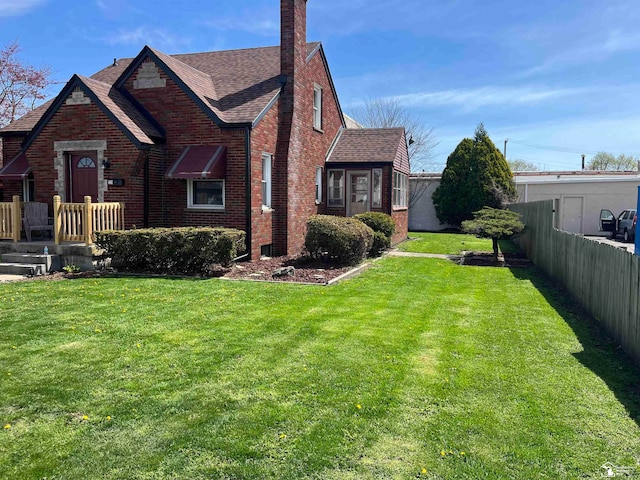 view of front of home featuring a front lawn