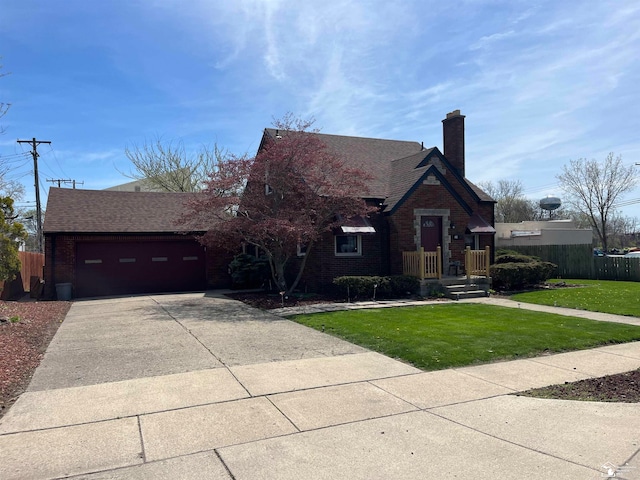 view of front of house featuring a front lawn and a garage