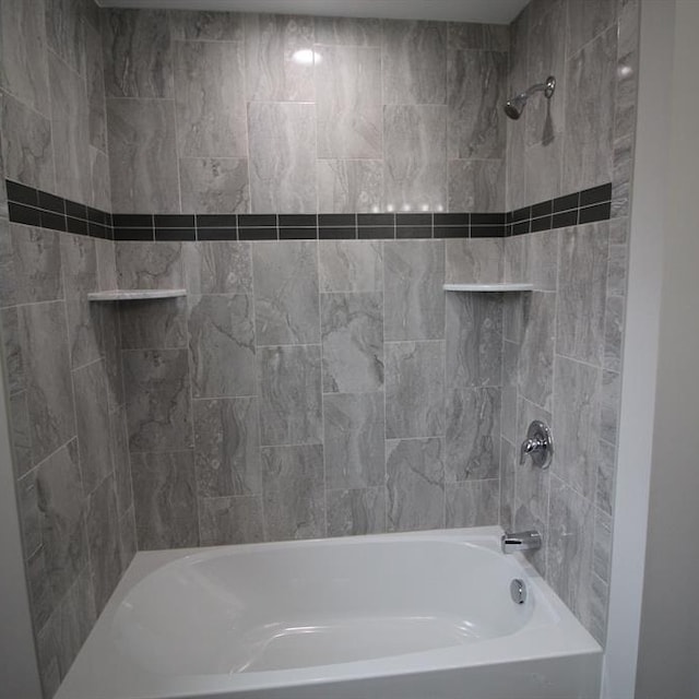 bathroom with tiled shower / bath