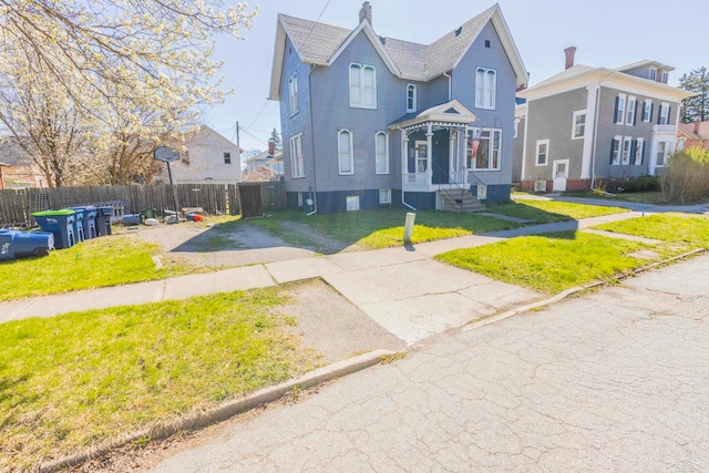 view of front of property featuring a front lawn