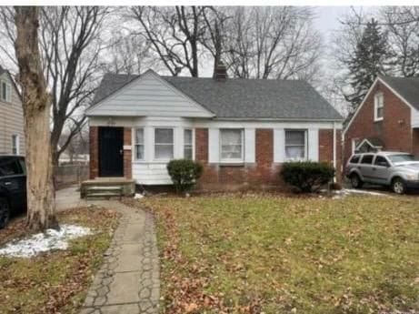 bungalow featuring a front yard