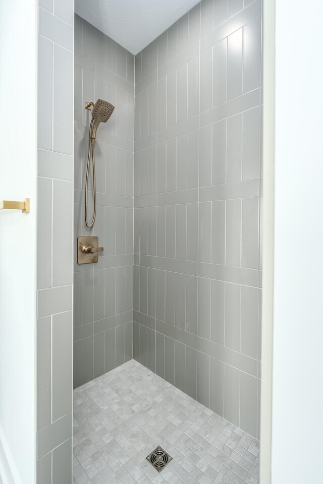 bathroom featuring a tile shower