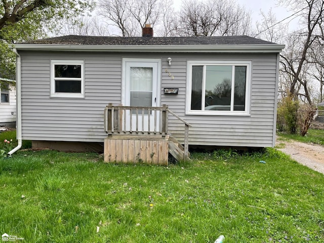 view of front of property featuring a front lawn