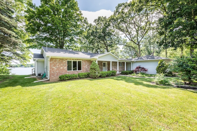 ranch-style house featuring a front yard