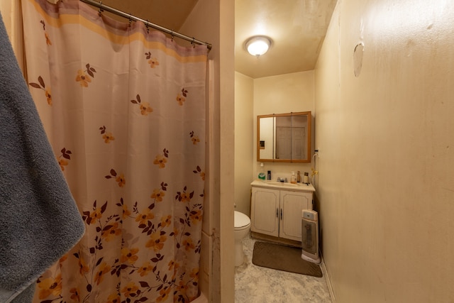 bathroom featuring a shower with curtain, vanity, and toilet