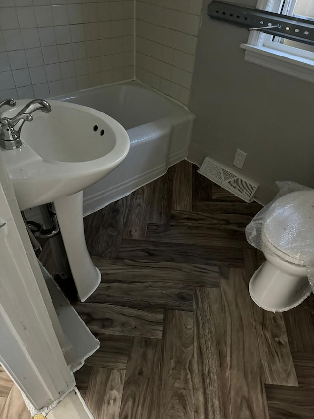 18109 Cornwall St, Detroit, MI 48224 - full bathroom featuring a bathtub