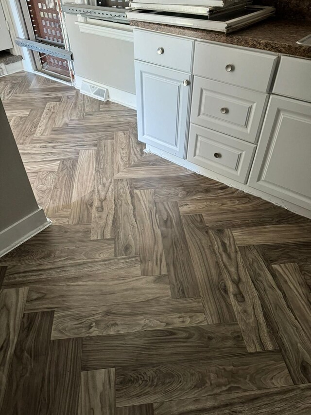 18109 Cornwall St, Detroit, MI 48224 - detailed view of baseboards