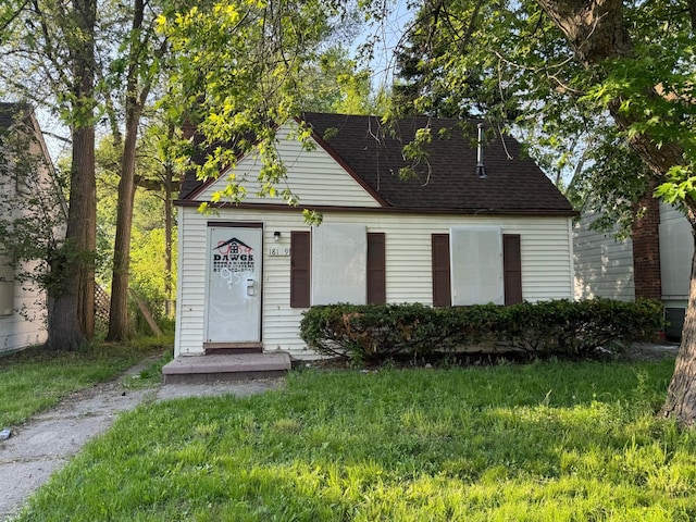 view of front of home featuring a front lawn