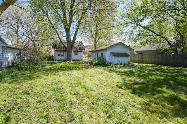 view of yard with an outdoor structure