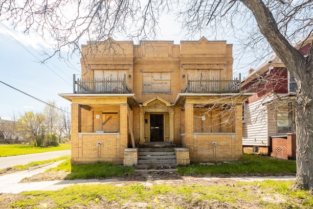 view of front facade featuring a balcony