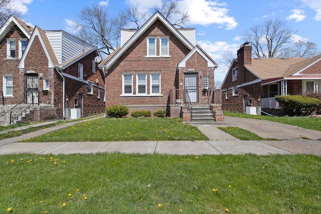 view of front of house with a front lawn