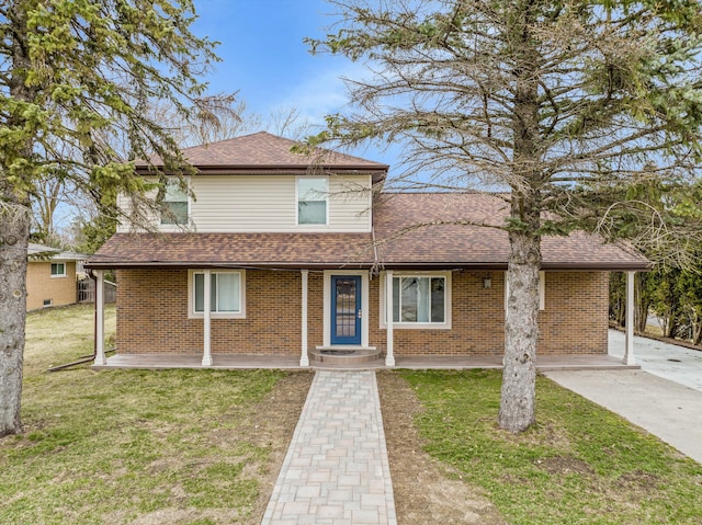 view of front facade with a front yard