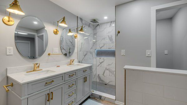 bathroom featuring tiled shower and vanity