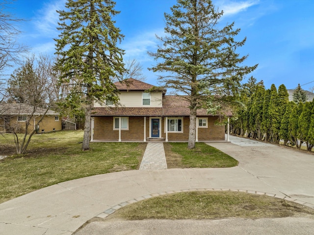 view of front facade featuring a front lawn