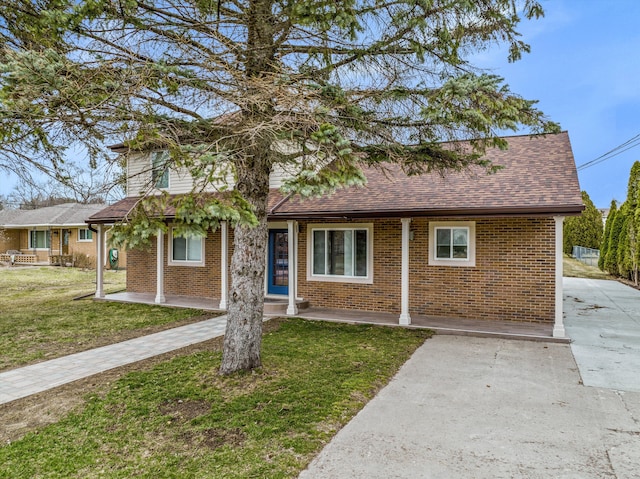 view of front of property with a front yard