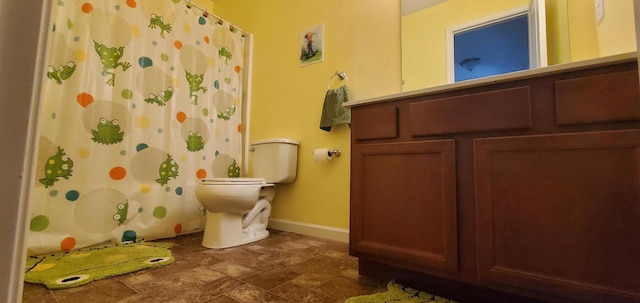 bathroom featuring a shower with shower curtain and toilet