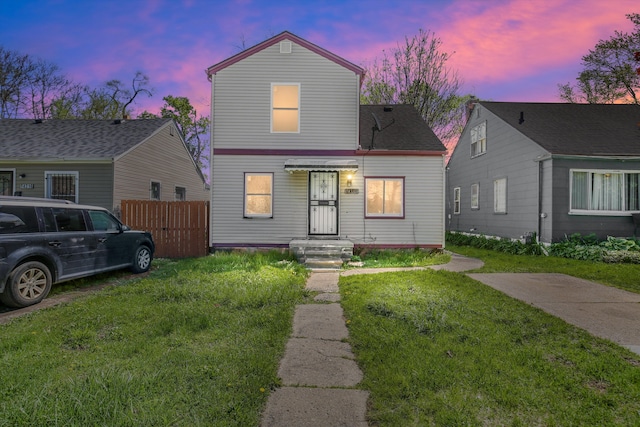 view of front of property featuring a lawn