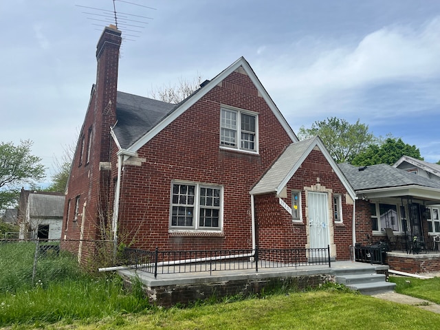 view of front of property featuring a front yard