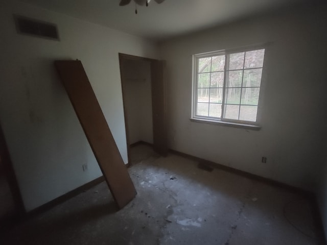 unfurnished bedroom featuring ceiling fan