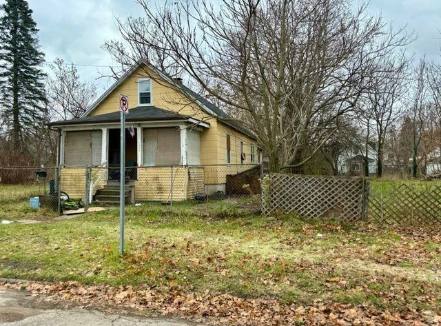 bungalow-style house with a front yard