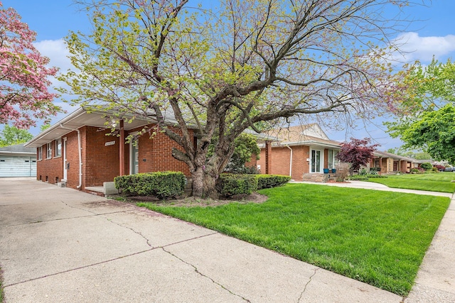 view of front of home featuring a front lawn