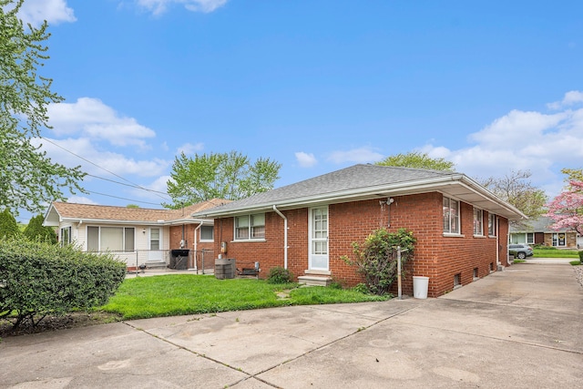 view of front of home with a front lawn