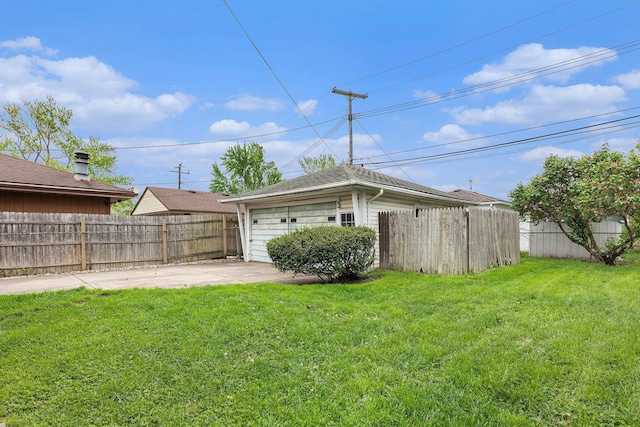 view of yard featuring a garage and an outdoor structure