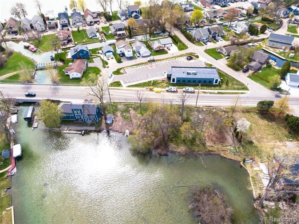 000 Cass Lake Rd, Waterford, MI 48328