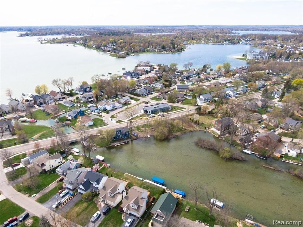 000 Cass Lake Rd, Waterford, MI 48328