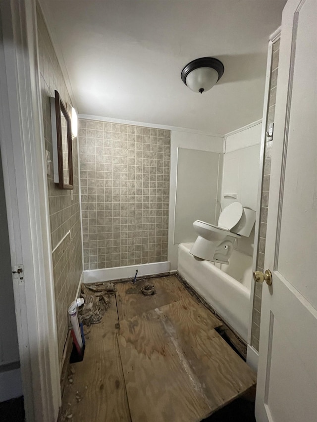 2734 Cumings Ave, Flint, MI 48503 - bathroom with ornamental molding