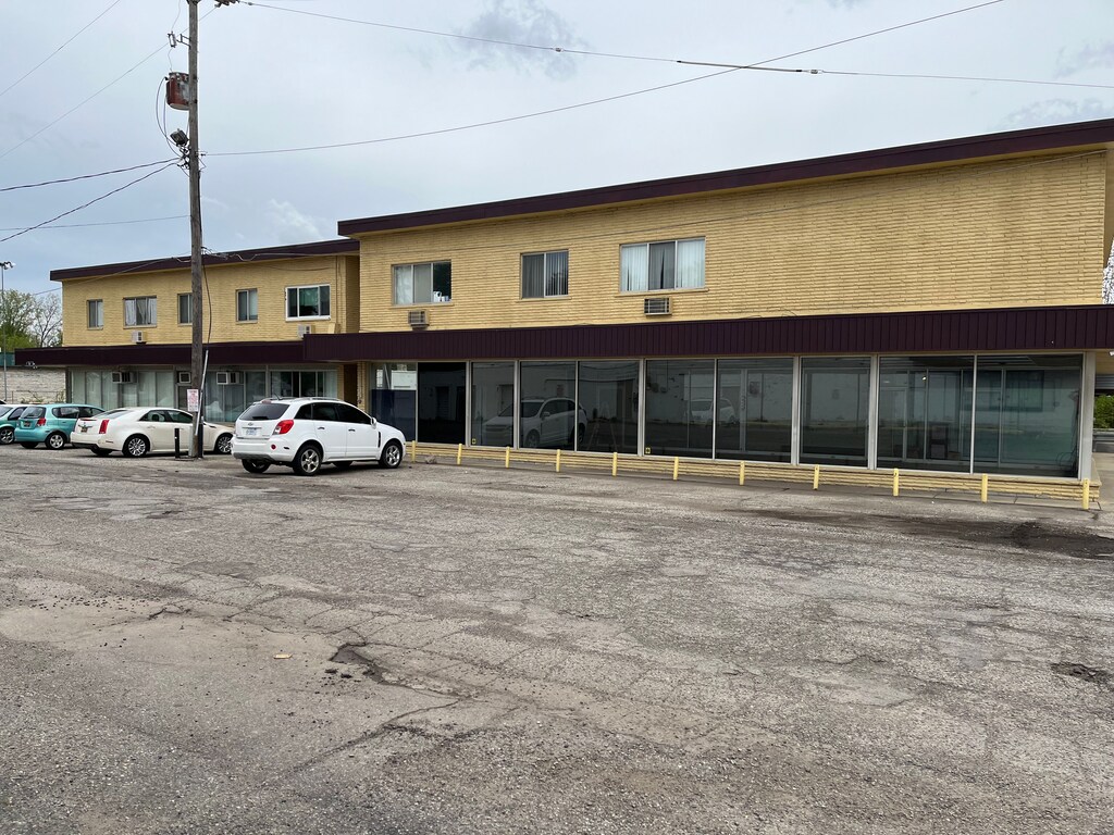 4475 Richfield Rd, Flint, MI 48506 - view of property with uncovered parking