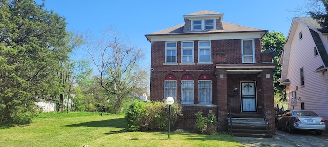 view of front facade with a front yard