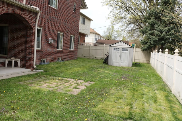 view of yard featuring a storage shed