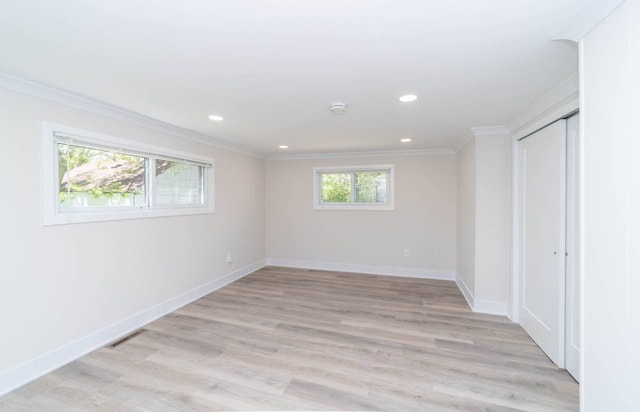 unfurnished room featuring visible vents, baseboards, light wood-style flooring, recessed lighting, and ornamental molding