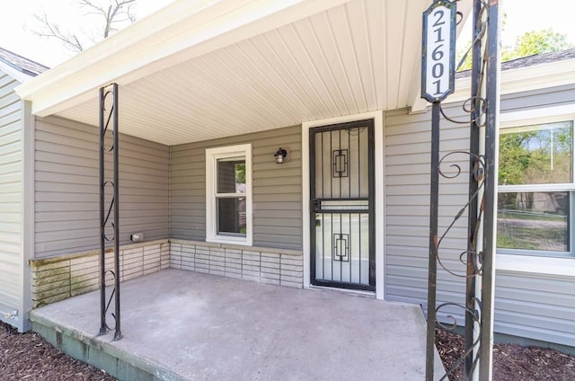 entrance to property featuring covered porch