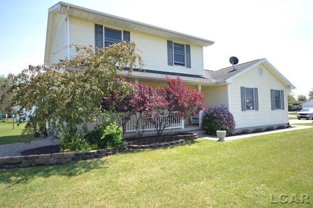 view of front facade featuring a front yard