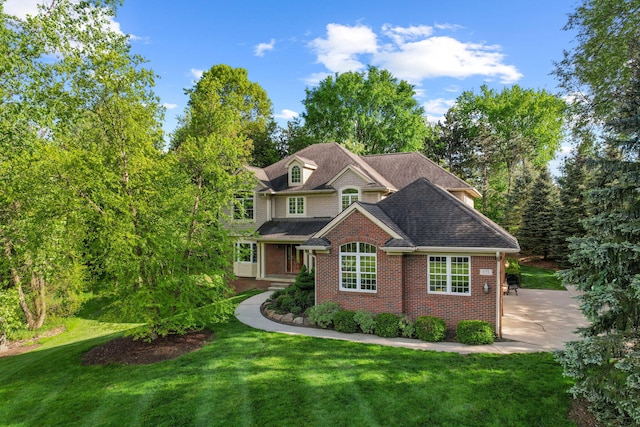 view of front of house featuring a front lawn