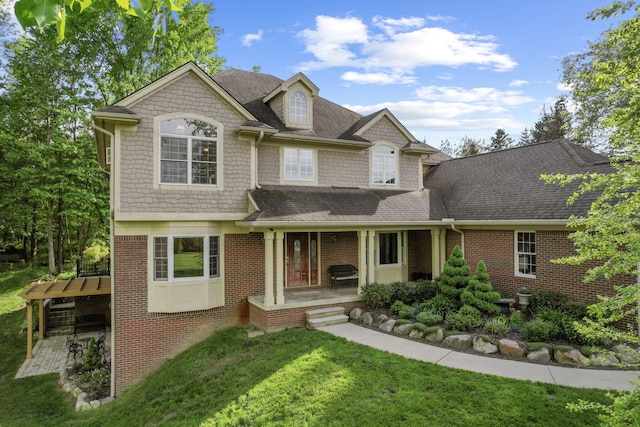 view of front of property featuring a front lawn