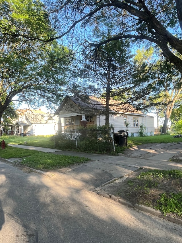 view of front of house featuring a fenced front yard