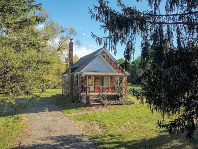 view of front of property featuring a front yard and a porch