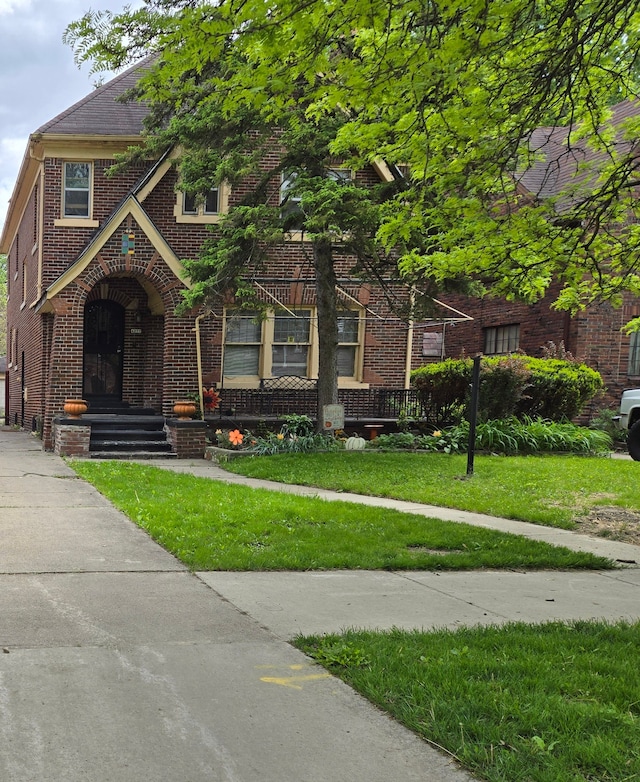 view of front of home with a front lawn